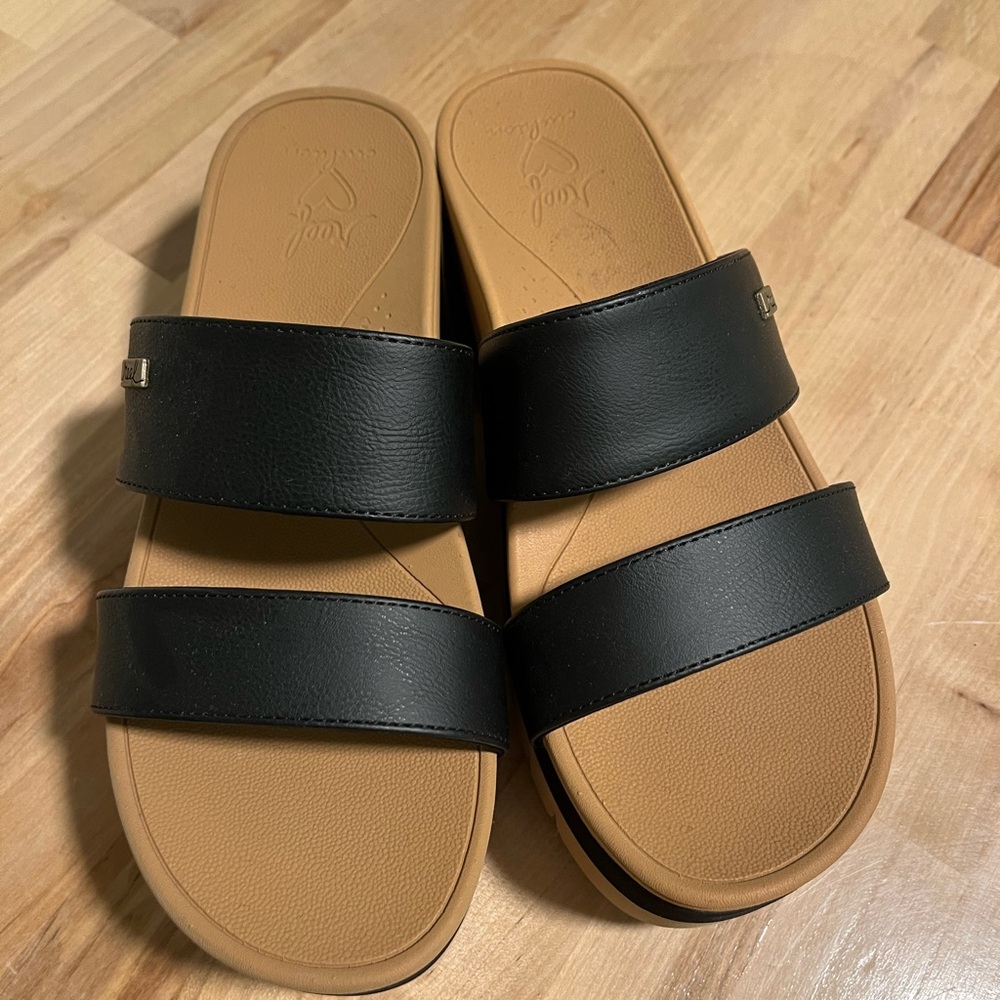 Women’s size 8 Cushion Vista Hi Reef Slides